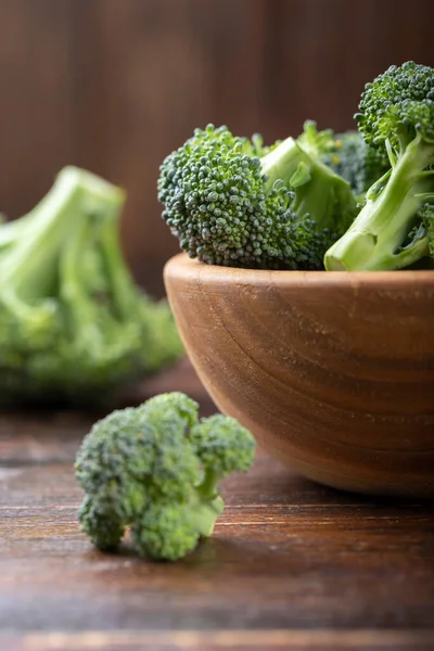 Frisk Broccoli Med Skål Træbord Tæt Fiberrig Mad - Stock-foto