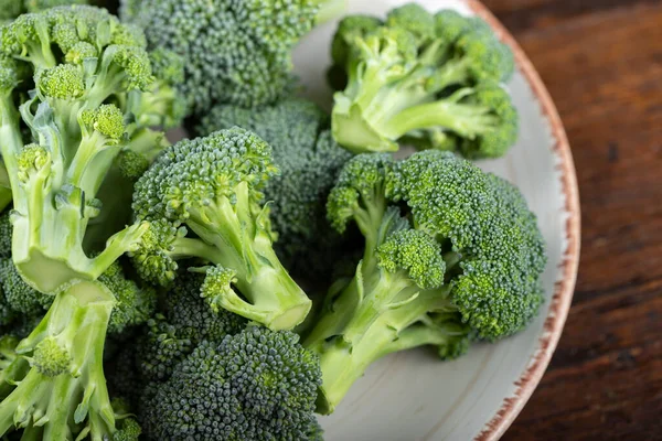 Friska Gröna Ekologiska Raw Broccoli Florets Redo För Matlagning — Stockfoto