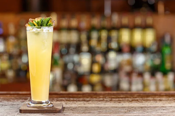 Erfrischender Cocktail Mit Ananas Auf Der Theke Vor Verschwommenem Flaschenhintergrund — Stockfoto