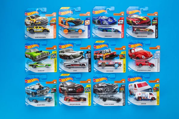 Ukrayna, Kyiv - 28 Şubat. 2020: Mavi arka planda renkli oyuncak araba koleksiyonu grubu. Ateşli Tekerlekler. Üst görünüm.