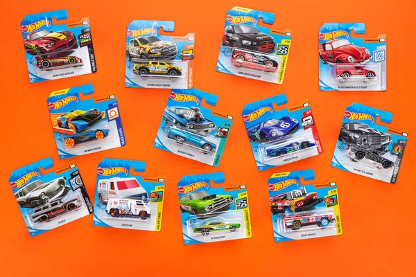 Ukrayna, Kyiv - 28 Şubat. 2020: Turuncu arka planda renkli oyuncak araba koleksiyonu grubu. Ateşli Tekerlekler. Üst görünüm.