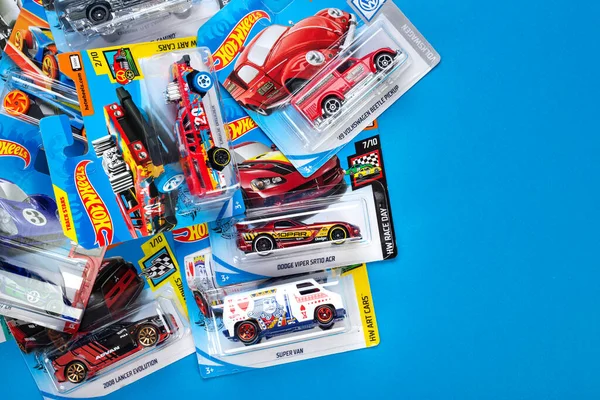 Ukrayna, Kyiv - 28 Şubat. 2020: Mavi arka planda renkli oyuncak araba koleksiyonu grubu. Ateşli Tekerlekler. Üst görünüm.