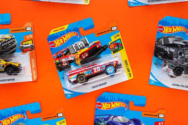 Ukrayna, Kyiv - 28 Şubat. 2020: Turuncu arka planda renkli oyuncak araba koleksiyonu grubu. Ateşli Tekerlekler. Üst görünüm.