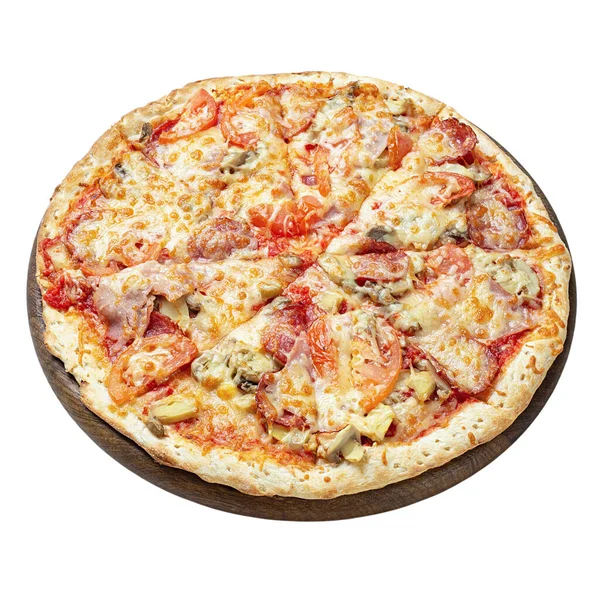 Tahta tabakta servis edilen leziz pizza beyazda izole edilmiş. Dosya kırpma yolu içeriyor.