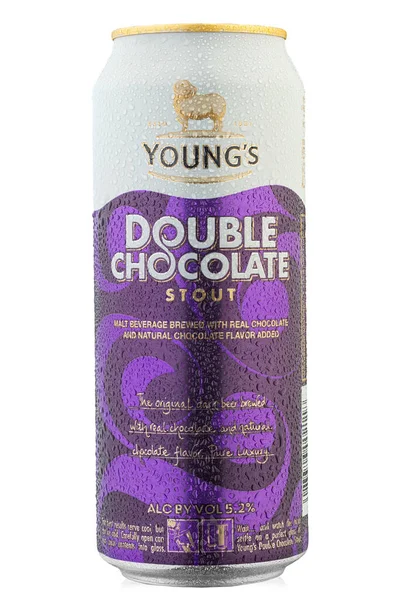 Ukrayna, Kyiv - 21 Haziran. 2020: Alüminyum kutu bira Young 's Double Chocolate Stout, beyaz arka planda. Katalog için izole paketleme. Su damlaları. Dosya kırpma yolu içeriyor.