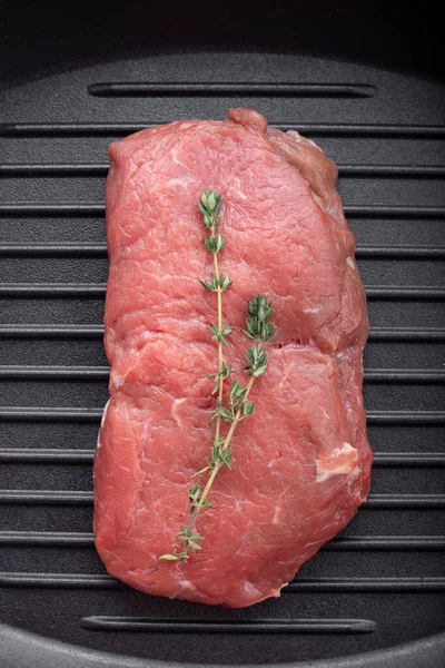 Syrový Steak Grilované Pánvi Kořením Pohled Shora — Stock fotografie