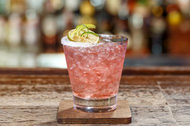 Barın tezgahında margarita kokteyli. Restorandaki alkolün bulanık arka planında. Tex için boşluk