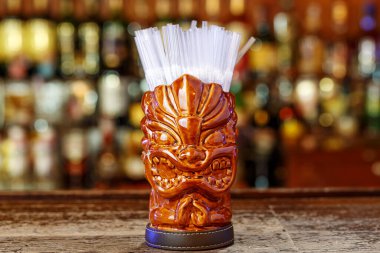 Bir restoranın barında bir bardak meşe ağacında kokteyl için pipetler.