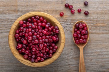 Tahta masadaki bir kasede taze yaban mersini. Sonbahar konsepti.