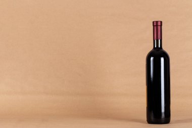 Kırmızı şarap şişesi arka planda..