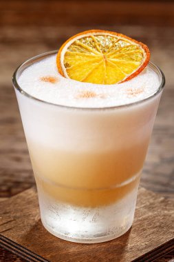 Kokteyl tahtada, bar arka planında, kapat.