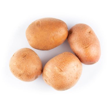 Beyaz arka planda izole edilmiş taze patates. Sağlıklı sebzeler.