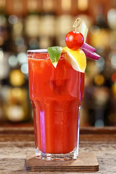 Cocktail Sangrento Mary Com Uma Guarnição Legumes Uma Fatia Limão — Fotografia de Stock