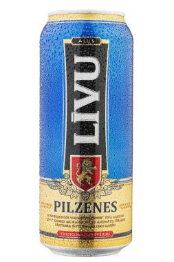 Ukrayna, Kyiv - 23 Haziran. 2020: Alüminyum kutu bira Livu Pilzenes, beyaz arka planda. Katalog için izole paketleme. Su damlaları. Dosya kırpma yolu içeriyor.