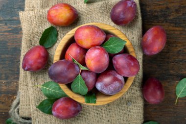 Tahta kasede taze erikler. Hasat. Lezzetli meyveler.