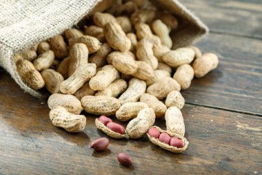 Tahta bir masada kabuklu fıstıklar..