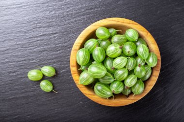 Tahta kasede taze bektaşi üzümü ve siyah taş kaplama arka plan. Üst görünüm.