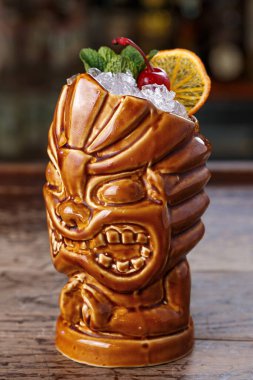 Buzlu bir bardak kokteyl. Rom, brendi ve ferahlatıcı meyve sularıyla buzlu kokteyl. Portakal, ananas ve kızılcık. Barda buzlu..