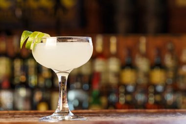 Buzlu limon kabuklu Daiquiri kokteyli. Lokantadaki barda duruyor.
