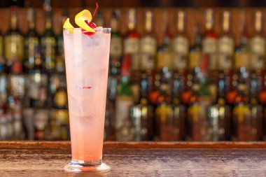 Menü için arka plan, restorandaki barın arka planındaki bayan için kokteyl. Arka plan bulanıklığı. Metin için boşluk