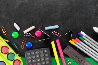 Tahta üzerine okul malzemeleri dizaynınız için hazır.