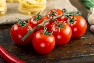 Lezzetli bir yemek için domates ve diğer malzemeler..