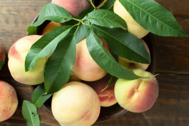 Sepette taze pembe şeftaliler, üst manzara. Yaz meyve hasatları