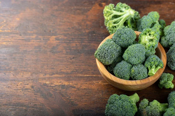Brokoli Segar Dengan Mangkuk Atas Meja Kayu Menutup Makanan Yang — Stok Foto