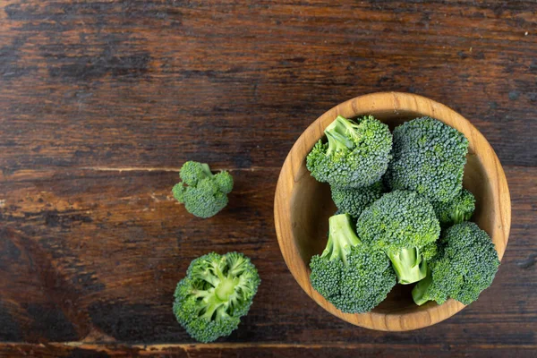 Färsk Broccoli Med Skål Träbord Nära Håll Fiberrik Mat — Stockfoto