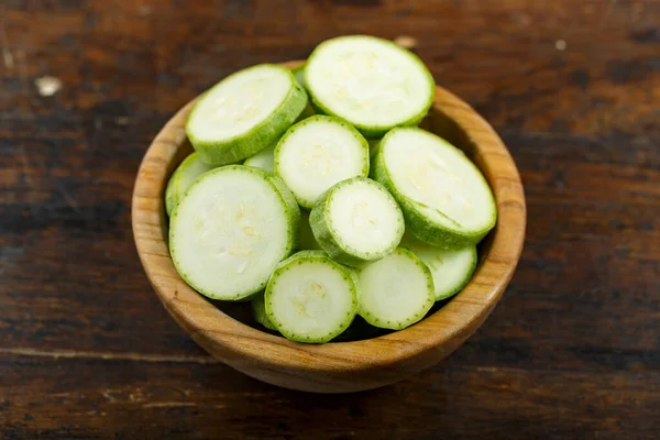 Zucchini Scheiben Geschnitten Einer Schüssel Auf Einem Hölzernen Hintergrund Gemüse — Stockfoto