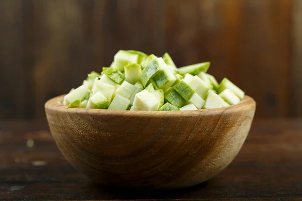 Abobrinha Fatiada Uma Tigela Fundo Madeira Vegetais Ingredientes Alimentos Básicos — Fotografia de Stock