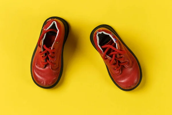 Детская Обувь Красном Желтом Фоне Теплая Обувь — стоковое фото