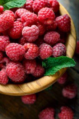 Tahta tabakta taze ahududu. Tıbbi ve yararlı meyveler.