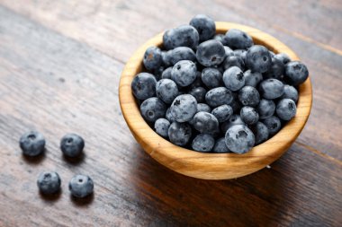 Yabanmersini ve çilek kahvaltı için hazırlandı. Sağlıklı beslenme