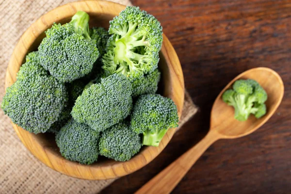 Brokoli Mentah Segar Dalam Mangkuk Kayu Atas Meja Kayu Lihat — Stok Foto