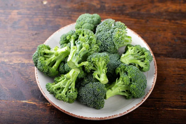 Brokoli Segar Dalam Mangkuk Tanah Liat Dengan Latar Belakang Kayu — Stok Foto