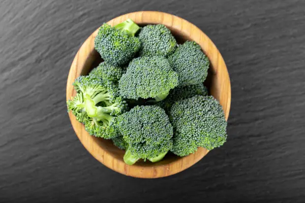 Brokoli Mentah Segar Dalam Mangkuk Kayu Atas Meja Kayu Lihat — Stok Foto
