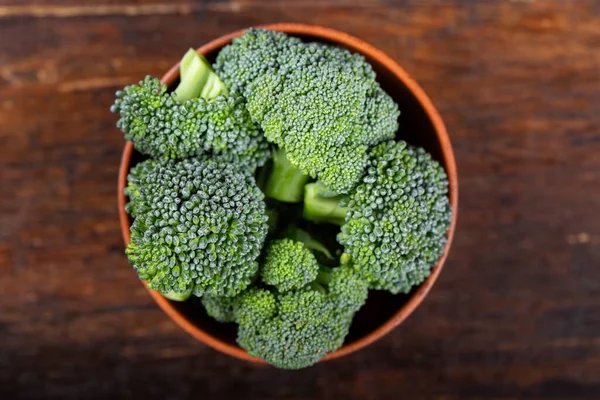 Ahşap Arka Planda Kilden Bir Kasede Taze Brokoli Yukarıdan Görüntüle — Stok fotoğraf