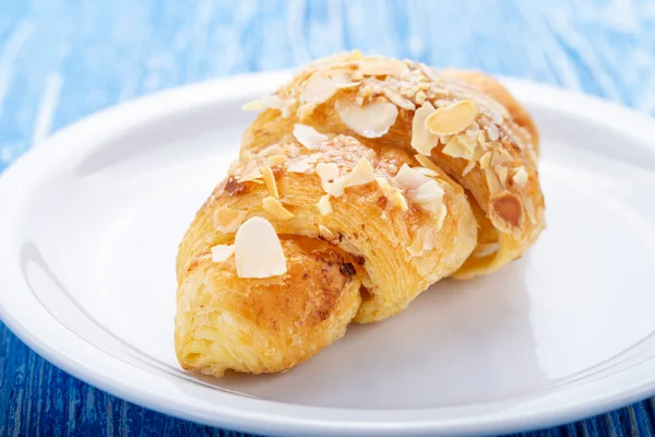 Micul Dejun Patiserie Croissant Farfurie Albă — Fotografie, imagine de stoc