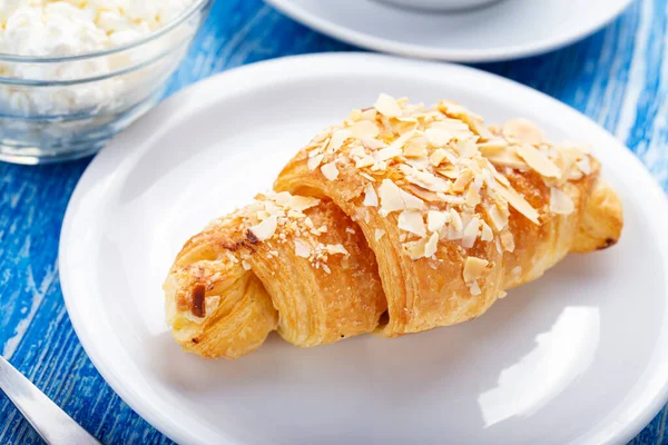 Micul Dejun Patiserie Croissant Brânză Vaci Farfurie Albă — Fotografie, imagine de stoc