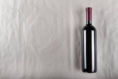 Şarap şişesi. Mesaj için yer var. Üst görünüm.