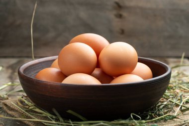 Kil kasede samanlıkta taze tavuk yumurtası. Kırsal alan.