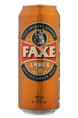 Ukrayna, Kyiv - 22 Haziran. 2020: Alüminyum kutu bira Faxe Amber, beyaz arka planda. Katalog için izole paketleme. Su damlaları. Dosya kırpma yolu içeriyor.