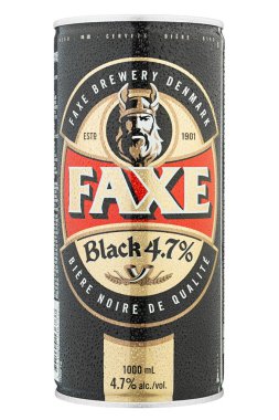 Ukrayna, Kyiv - 22 Haziran. 2020: Alüminyum kutu bira Faxe Black, beyaz arka planda. Katalog için izole paketleme. Su damlaları. Dosya kırpma yolu içeriyor.