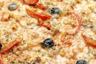 Taze pizza yakın plan. İtalyan aşçılık gelenekleri.