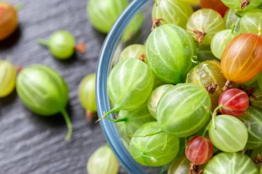 Cam bir tabakta olgun bektaşi üzümü, yazı koyacak yer, üst manzara, yaz meyvesi hasadı.