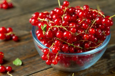 Ahşap zemin üzerinde taze kırmızı frenk üzümü..