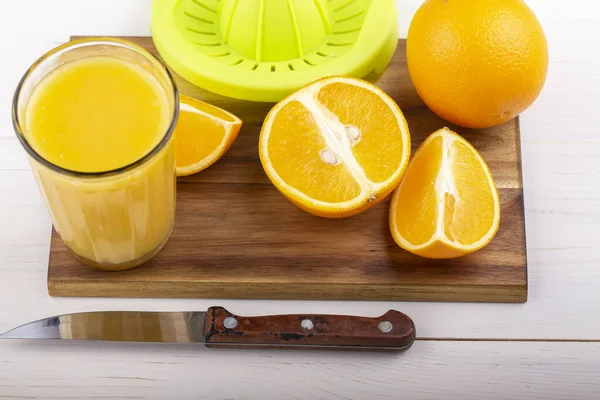 Sliced Orange Make Its Fresh Juice White Wood Background — Stock Photo, Image