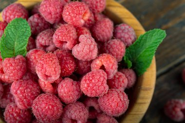 Ahşap kasede taze ahududu. Meyve vitamin açısından zengindir. Kapat, üst görünüm, yüksek çözünürlüklü ürün