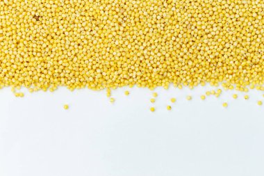 Beyaz arka planda bütün Millet Pearl Grains izole edilmiş. Üst Manzara. Metin için boşluk.